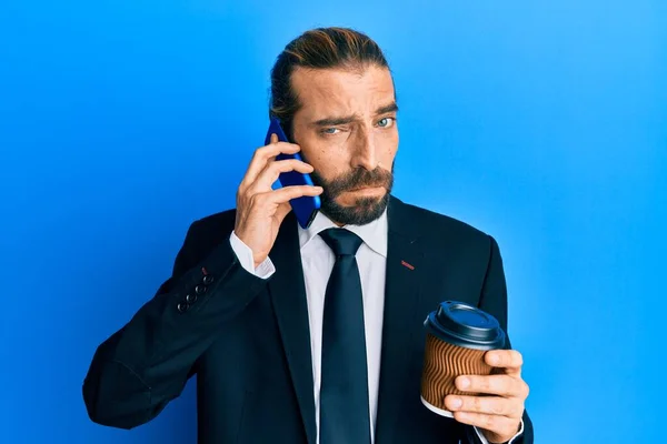 Atractivo Hombre Negocios Con Pelo Largo Barba Utilizando Teléfono Inteligente —  Fotos de Stock