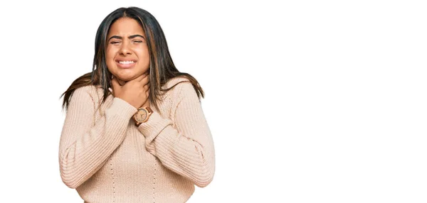 Menina Latina Jovem Vestindo Camisola Inverno Gritando Sufocar Porque Estrangulamento — Fotografia de Stock