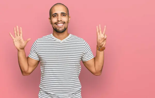 Homem Adulto Hispânico Vestindo Roupas Casuais Mostrando Apontando Para Cima — Fotografia de Stock