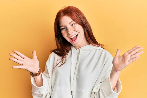 Junges Mädchen Mit Rotem Kopf Lässigem Sweatshirt Feiert Verrückt Und — Stockfoto