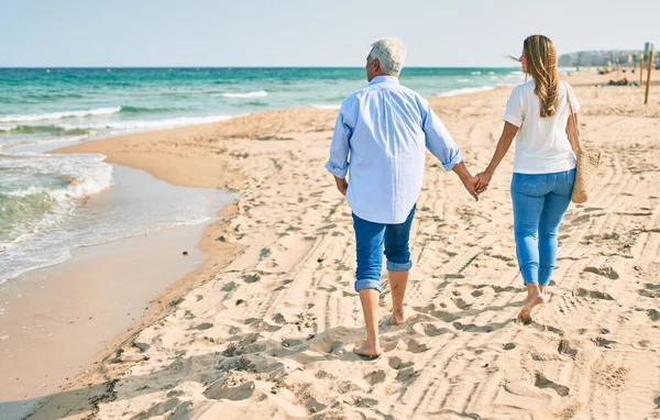 Pareja Hispana Mediana Edad Caminando Playa Vista Trasera —  Fotos de Stock