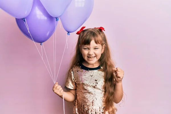 Kleine Kaukasische Mädchen Mit Luftballons Die Stolz Schreien Und Sieg — Stockfoto