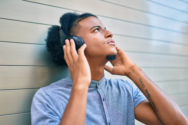 Fiatal Afro Amerikai Férfi Boldogtalan Arckifejezéssel Zenét Hallgat Fejhallgatóval Városban — Stock Fotó