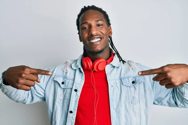 Hombre Afroamericano Con Trenzas Escuchando Música Usando Auriculares Que Ven — Foto de Stock