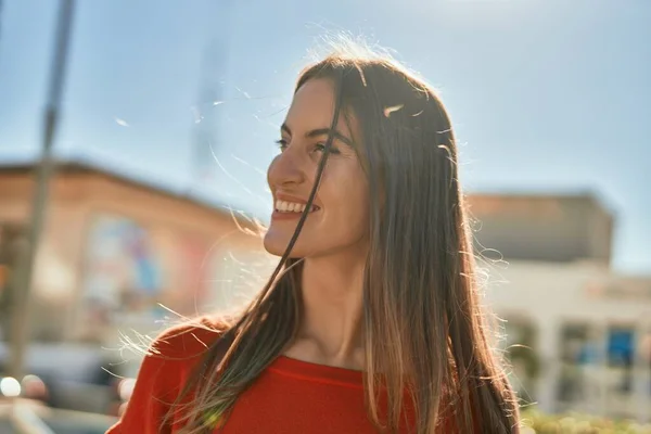 Jonge Spaanse Vrouw Glimlachend Gelukkig Staande Stad — Stockfoto