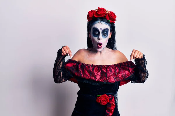 Mladá Žena Mexickém Dni Mrtvého Make Upu Ukazuje Prstem Ukazujícím — Stock fotografie