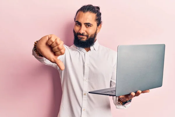 Młody Arabski Mężczyzna Trzymający Laptopa Wściekłą Twarzą Negatywny Znak Pokazujący — Zdjęcie stockowe