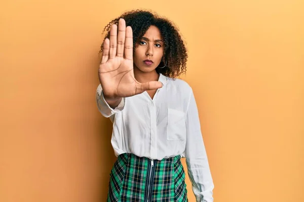 Vacker Afrikansk Amerikansk Kvinna Med Afro Hår Bär Akademiskt Kjol — Stockfoto