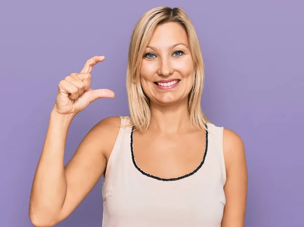 Medelålders Kaukasiska Kvinna Bär Casual Kläder Ler Och Säker Gest — Stockfoto