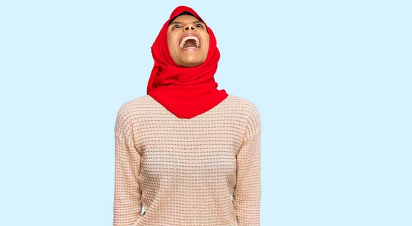 伝統的なイスラム教のヒジャーブスカーフを身に着けている若いアフリカ系アメリカ人の女性は怒りで叫び フラストレーションと激怒し 怒って叫びました 怒りと攻撃的な考え方 — ストック写真