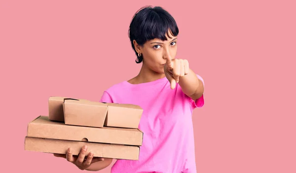 Junge Brünette Frau Mit Kurzen Haaren Die Essen Wegnimmt Und — Stockfoto