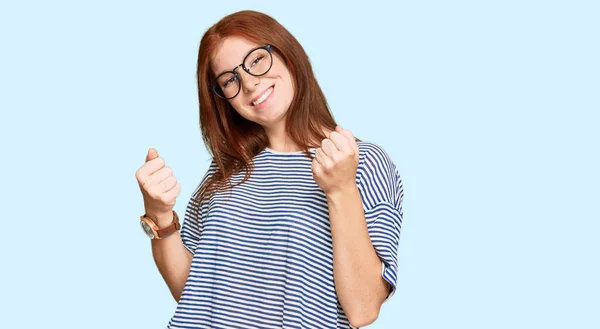 Jeune Femme Tête Lecture Portant Des Vêtements Décontractés Des Lunettes — Photo