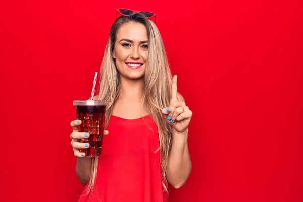 Krásná Blondýnka Pití Cola Nápoj Občerstvení Pomocí Slámy Přes Červené — Stock fotografie