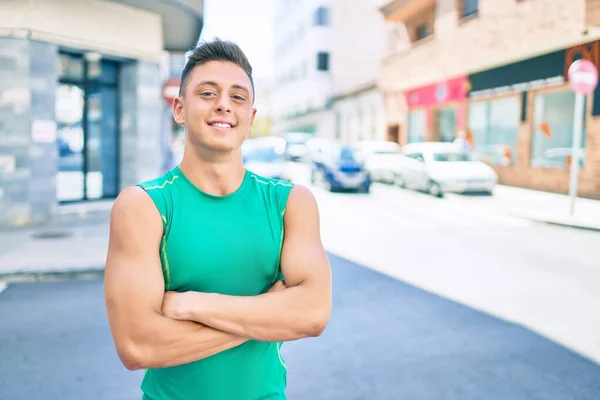 Joven Deportista Hispano Sonriendo Feliz Caminando Calle Ciudad — Foto de Stock