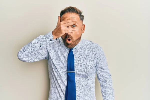 Bonito Homem Meia Idade Vestindo Camisa Negócios Gravata Espreitando Choque — Fotografia de Stock