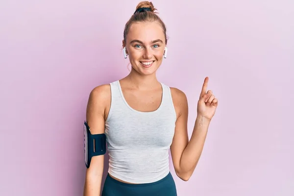 Mooie Blonde Sport Vrouw Dragen Armband Oortjes Glimlachend Met Een — Stockfoto