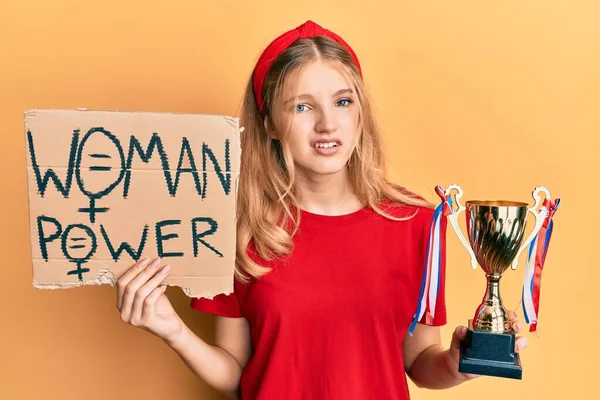 Hermosa Chica Caucásica Joven Sosteniendo Bandera Poder Mujer Trofeo Expresión — Foto de Stock