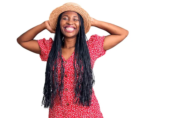 Mujer Afroamericana Joven Con Sombrero Verano Relajante Estiramiento Brazos Manos —  Fotos de Stock