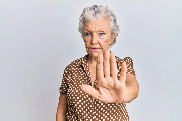 Eine Ältere Grauhaarige Frau Lässiger Kleidung Singt Nicht Mehr Mit — Stockfoto