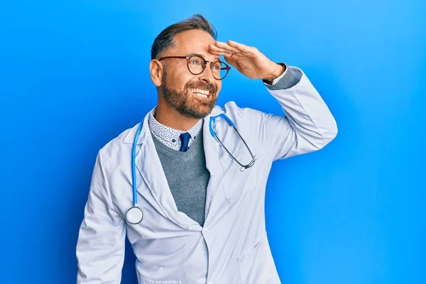 Handsome Middle Age Man Wearing Doctor Uniform Stethoscope Very Happy — 스톡 사진