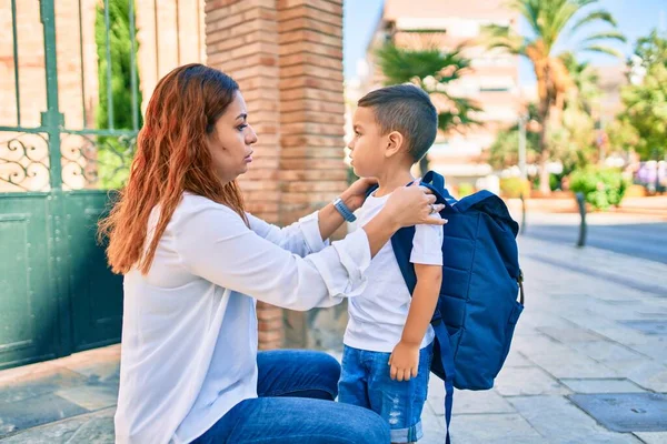 Madre Latina Poniendo Mochila Hijo Estudiante Ciudad — Foto de Stock