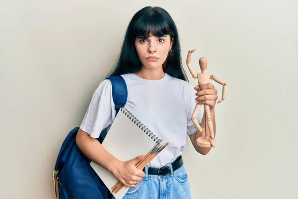 Jonge Spaanse Kunst Student Meisje Met Houten Pop Notebook Sceptisch — Stockfoto