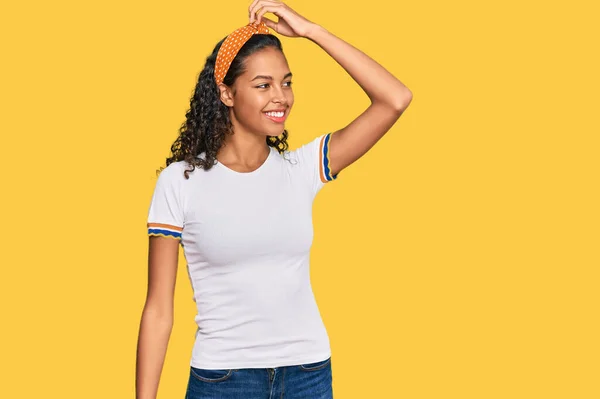 Junge Afrikanisch Amerikanische Mädchen Lässiger Kleidung Lächelt Zuversichtlich Berühren Haare — Stockfoto