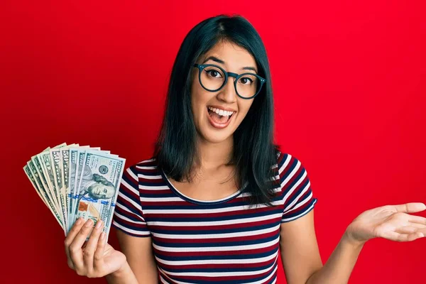 Bela Ásia Jovem Mulher Segurando Dólares Celebrando Realização Com Feliz — Fotografia de Stock