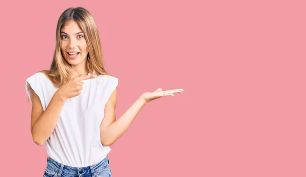 Bella Donna Caucasica Con Capelli Biondi Che Indossa Una Maglietta — Foto Stock