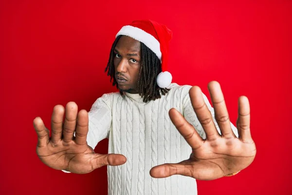 Afro Americano Com Tranças Vestindo Chapéu Natal Fazendo Parar Gesto — Fotografia de Stock