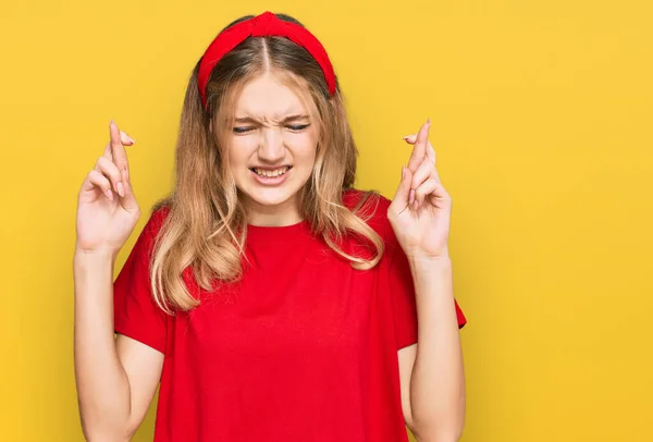 Vacker Ung Kaukasiska Flicka Bär Casual Röd Shirt Gestikulerande Finger — Stockfoto