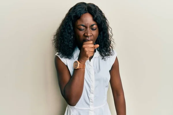 穿着休闲服的美丽的非洲年轻女子感到身体不适 咳嗽是感冒或支气管炎的症状 保健概念 — 图库照片