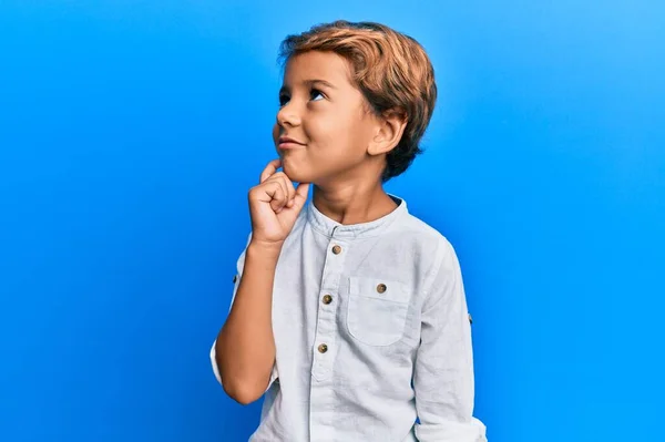 Αξιολάτρευτο Λατίνο Παιδί Που Φοράει Καθημερινά Ρούχα Σκεπτόμενο Συγκεντρωμένο Στην — Φωτογραφία Αρχείου