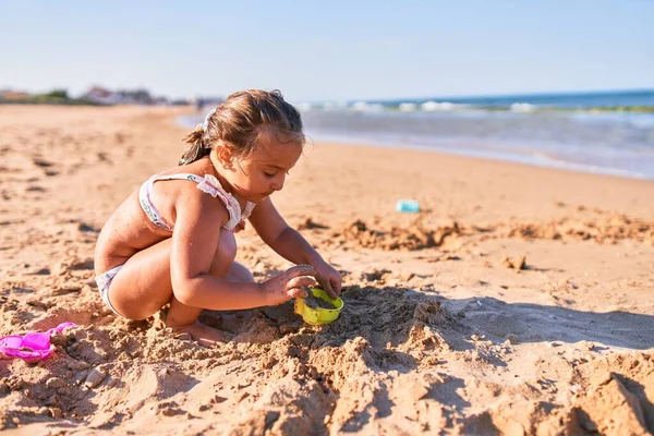 Adorable Niño Rubio Con Bikini Construyendo Castillo Arena Usando Cubo — Foto de Stock