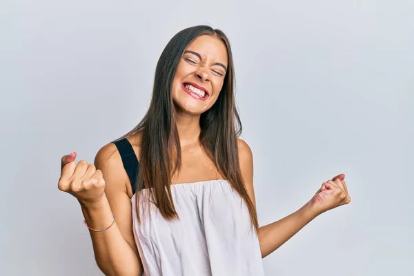 Mulher Hispânica Jovem Vestindo Roupas Casuais Muito Feliz Animado Fazendo — Fotografia de Stock