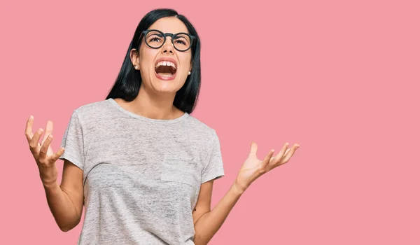 Gyönyörű Fiatal Alkalmi Ruhát Szemüveget Visel Őrült Őrült Kiabálás Kiabálás — Stock Fotó