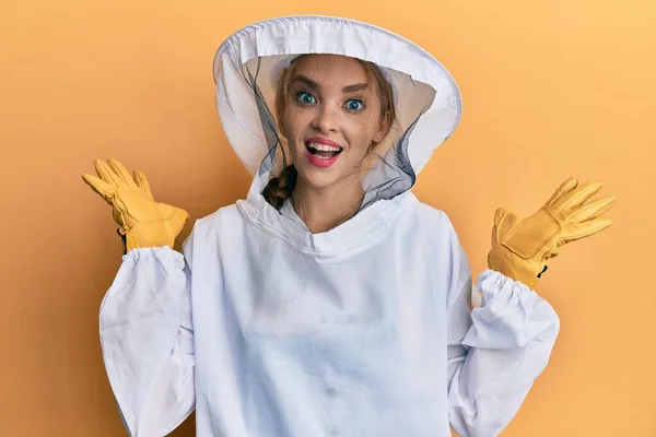 Bella Donna Caucasica Bionda Con Indosso Uniforme Protettiva Apicoltore Che — Foto Stock