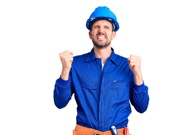 Joven Hombre Guapo Vistiendo Uniforme Trabajador Hardhat Emocionado Por Éxito — Foto de Stock