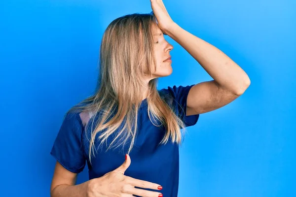 Mooie Blanke Vrouw Draagt Casual Blauw Shirt Verrast Met Hand — Stockfoto
