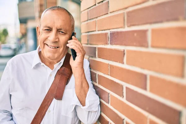 Senior Uomo Affari Dai Capelli Grigi Sorridente Felice Parlando Sullo — Foto Stock