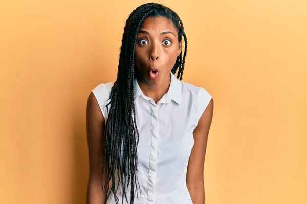 Africano Americano Mulher Vestindo Roupas Casuais Com Medo Chocado Com — Fotografia de Stock