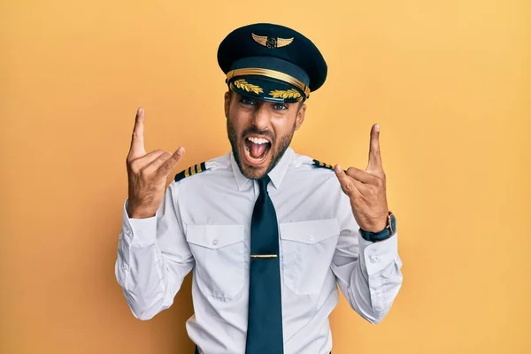 Een Knappe Spaanse Man Vliegtuigpilotenuniform Schreeuwend Met Een Gekke Uitdrukking — Stockfoto