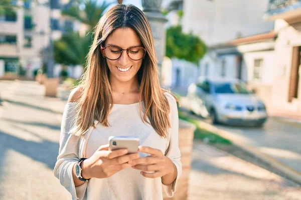 Jovem Mulher Caucasiana Sorrindo Feliz Usando Smartphone Cidade — Fotografia de Stock