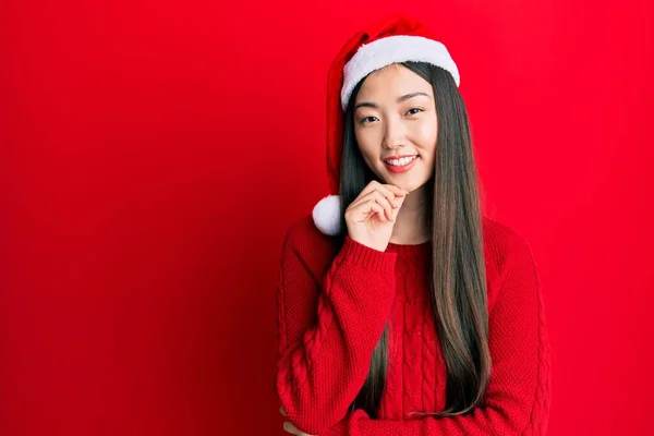 Genç Çinli Kadın Noel Şapkası Takıyor Gülümsüyor Kameraya Kollarını Kavuşturup — Stok fotoğraf