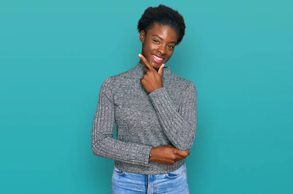Молода Афроамериканська Дівчина Повсякденному Одязі Упевненістю Дивиться Камеру Посміхаючись Перехрещеними — стокове фото