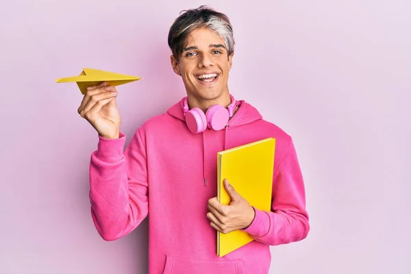 Jeune Homme Hispanique Tenant Livre Avion Papier Souriant Avec Sourire — Photo
