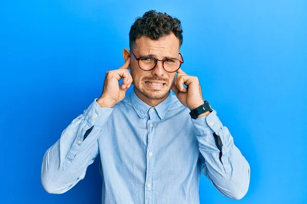 Mladý Hispánec Neformálním Oblečení Brýlích Zakrývajících Uši Prsty Otráveným Výrazem — Stock fotografie