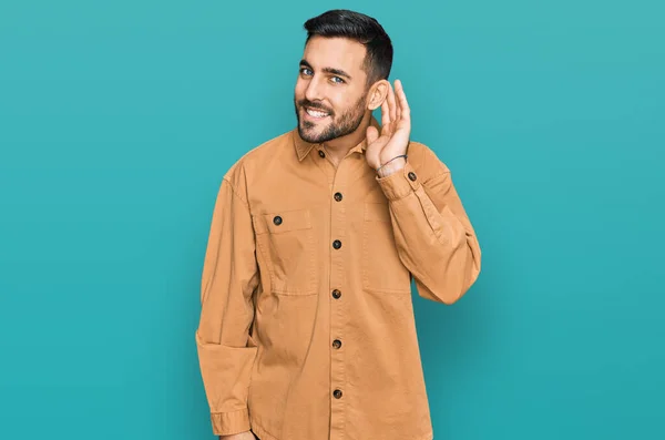 Joven Hispano Vestido Con Ropa Casual Sonriendo Con Mano Sobre — Foto de Stock