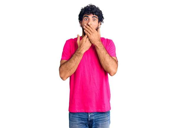 Hombre Joven Guapo Con Pelo Rizado Oso Con Camiseta Rosa —  Fotos de Stock