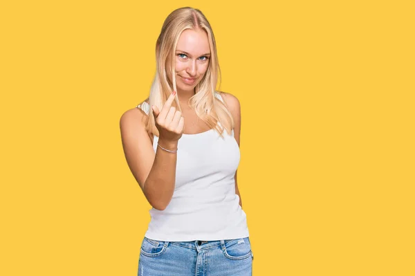 Młoda Blondynka Luźnym Stylu Koszulą Bez Rękawów Beckoning Chodź Tutaj — Zdjęcie stockowe